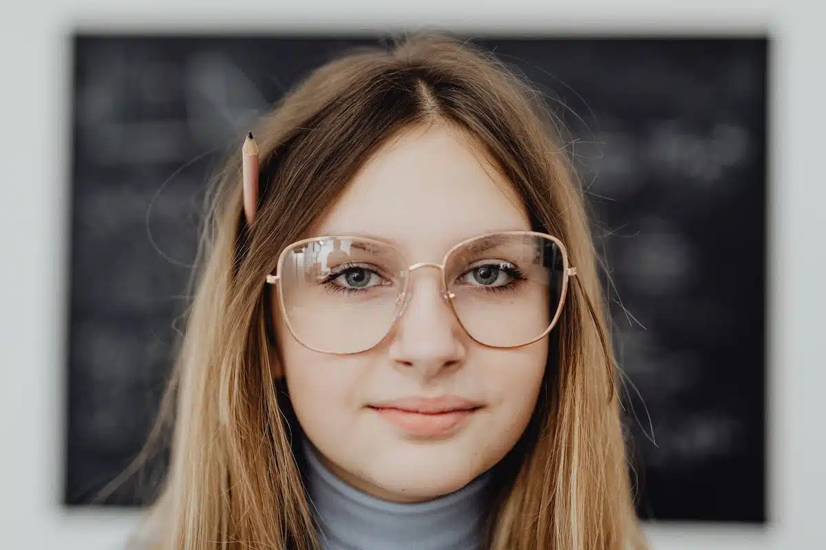 ado fille lunettes