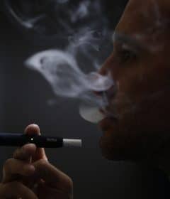 Fumer la cigarette IQOS
